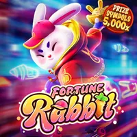 Bàn chơi Poker với các quân bài và chip cược
